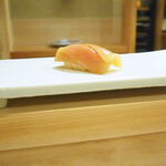 東麻布 天本 - 突きん棒で獲った銚子のカジキの握り