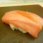 やま中・本店　鮨と日本料理　 - トロは大トロと中トロの間くらいですね。甘みがあり美味しい。 