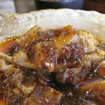 大名ちんちん - 土鍋でグツグツ音を立ててやってきた麻婆豆腐。四川風だけあって、赤い油で煮込まれたような濃厚マーボーです。
