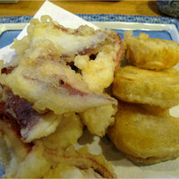 河太郎 中洲本店 - イカの活き造りを食べる第二の楽しみは、
                  残ったエンペラと足の天ぷらにあります。
                  