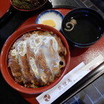 狐狸庵 - カツ丼　「お吸い物」「たくあん」が付属します