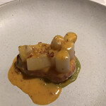 ポンテ デル ピアット - ランチコース５５００円（総額）。桜カジキ ２色のアスパラ カルボナーラ。低温調理のカジキにホワイトアスパラをのせ、グリーンアスパラと卵黄のソースでいただきます（╹◡╹）