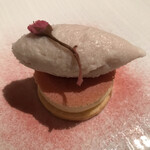 ポンテ デル ピアット - ランチコース５５００円（総額）。桜ジェラート レモン。２品ともアイスクリーム？と思いましたが、こちらはレモンのムースが主役です（╹◡╹）