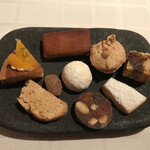 ポンテ デル ピアット - ランチコース５５００円（総額）。小菓子。全部いただきました（笑）。とーっても優雅な余韻です（╹◡╹）（╹◡╹）