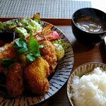 Sankai Daidokoro Yomogian - 海老フライと牡蠣フライのミックス定食1500円税抜