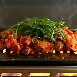 名产“Goshama烤”，可以选择红肉和内脏喜欢的部位