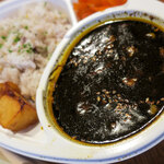 少ないように見えてたっぷり入ってた黒いカレー。幸せです！