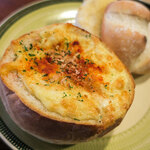 ムスメ達は「パン詰めグラタン」（650円）を。