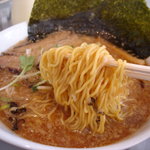 橙ヤ - 黒醤油ラーメンの麺