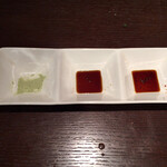 肉バル ロクシア - お肉盛り合わせ用の、山葵の塩、右は大蒜醤油、(真ん中は失念)