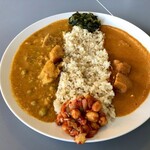 ほりかわ珈琲店 - ジャガイモとグリーンピースのカレー（アロマター）　炭焼きチキン入トマト風味の甘辛カレー（バターチキン）