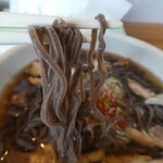 肉そば　十三 - 黒めの細いお蕎麦ですが腰がありのど越しも良い