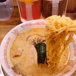 二十一代目 哲麺 - 普通のラーメンに味濃いめ、麺バリカタ、脂ちょっと少なめで頼んだが、スープが苦かった。再度、確認に行ってみる。近辺の九州ラーメン屋よりはいい。