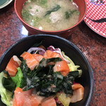 Sushi Choushimaru - 銀鮭とわかめのサラダ３００円、いわしつみれ汁２５０円。どちらも美味しくいただきました（╹◡╹）。サラダは、銀鮭たっぷりで、おつまみにも良さそうですね。飲めませんが(^_^;)