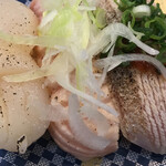 Sushi Choushimaru - 塩炙り３貫４２０円。ホタテ、サーモン、鯛。どの品も、とても美味しくいただきました（╹◡╹）