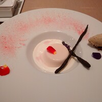 Recette - 桜のブラマンジェ ほうじ茶のアイス 小枝に見立てたパイ生地のビターチョコ
