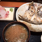 めしの助 - 真鯛かぶと塩焼きと刺身定食