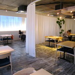 白を基調とした斬新でくつろげる空間