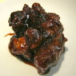 茶月斎 - ハーブ豚肩ロースとウドの黒酢炒め　紹興酒と相性バッチリ