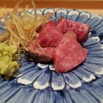 肉屋 田中 - 神戸牛のトモサンカクのたたき