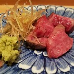 肉屋 田中 - 神戸牛のトモサンカクのたたき