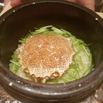 肉屋 田中 - 〆の土鍋ご飯　北海道の毛蟹、三つ葉、ご飯は銀の三日月