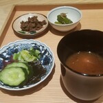 肉屋 田中 - 香の物、赤だし、牛しぐれ、伏見唐辛子