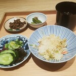 肉屋 田中 - 香の物、毛蟹土鍋ご飯、牛しぐれ、伏見唐辛子、赤だし