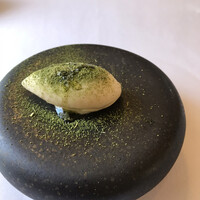 ラ・トゥーエル - ムニュ セゾニエ ８２２８円（総額）。レモングラスのソルベ。さわやかな香りのソルベが、食欲を増進させます（╹◡╹）。されなくてもありますが（笑）