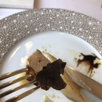 ラ・トゥーエル - ムニュ セゾニエ ８２２８円（総額）。フォワグラとホワイトアスパラのポワレ。どちらの火入れも好みの加減で、とーっても美味しかったです（╹◡╹）（╹◡╹）。トリュフも良いアクセントです（╹◡╹）