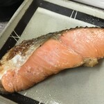岩崎酒店 - 脂の乗った焼き鮭、塩加減も抜群！（２０２０．４．９）