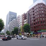 Shimbashi Ippashi - JR新橋駅からほど近い、新橋二丁目交差点。右手に見える、焦茶色のビルの地下にある