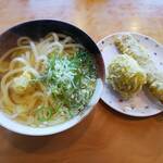 Takahashi Udon - 温かいうどん 小 （税込 ４１０円）＋ ちくわ天 （税込 ９０円）＋ 半熟たまご天 （税込 １１０円）