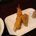 NIZAEMON - 2001_NIZAEMON-かまどや仁左衛門-_さしみセット＠198,000Rp_刺身(鮪、イカ、タコ、鯛、しめ鯖)、海老天ぷら、サラダ、御飯、みそ汁、デザート_海老天ぷらは立派な海老で美味しいですね！