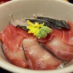 お魚どうらく - 三色丼（アップ）（2020.3）