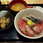 お魚どうらく - A定食（マグロ ブリ サワラ炙り 三色丼）（2020.3）