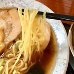 Izakaya Hide - 醤油ラーメン　麺アップ