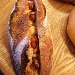 メゾン ムラタ - カフェクリームとキャラメリゼしたマカダミアナッツが
      ハチミツ入りのカンパーニュにたっぷり挟んであって
      お気に入り(ღ˘⌣˘ღ)