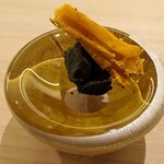 鮨 なんば - 凍らせたアワビの肝とバフンウニ