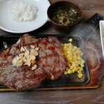 ビーフインパクト - 肉がデカイわ、けどご飯チョビっとね