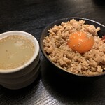 yakitoritojizakedaruma - 鶏そぼろ卵飯&鶏スープ。