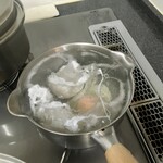 紀ノ国屋 - 天狗物産製の両口片手鍋でポーチドエッグ (poached egg) を同時に三個作る