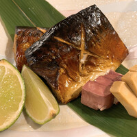 日本料理 こうしゅう庵 - さば薫製焼きスモーク桜のチップの香り