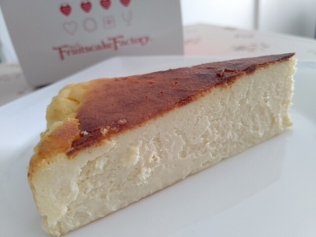 フルーツもイイけどバスクチーズも By Montblanc フルーツケーキファクトリー 新さっぽろ店 新札幌 ケーキ 食べログ