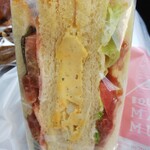 メゾン ムラタ - ボリューム満点、トマトがさっぱりしていて
      大きなベーコンも入っています。
      こちらのサンドイッチで、私は１番好きかな♡