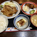 Kazoku tei - 日替わり定食(豚黒酢焼、野菜サラダ、いわし梅しそフライ、小鉢、やっこ)