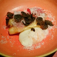 ボッテゴン - =フランス 白アスパラガスのバター焼き 生ハムとトリュフ、卵黄とパルミジャーノ風味=