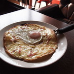 TREMORO - 半熟卵のカルボナーラ・ピザ