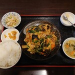 中華料理 満福苑 - ランチタイム 豚肉とたまごキクラゲの炒め物