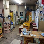 Shinkawaya Saketen - 酒屋側の簡易テーブルある店内。